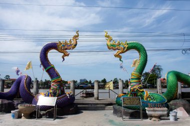 Antik naga sanatı ya da antik naka heykeli. Thai nehri kıyısındaki Wat Bang Chak tapınağı. İnsanlar 12 Haziran 2022 'de Nonthaburi Tayland' da Pak Kret 'i ziyaret edip dua ediyorlar.
