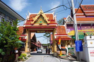 Taylandlılar ve yabancı gezginler için kapı girişi 12 Haziran 2022 'de Nonthaburi Tayland' da Pak kret şehrindeki Wat Bang Chak Tapınağı 'nın kutsal ve gizemli ibadeti için dua etmeye ve ziyarete gelir.