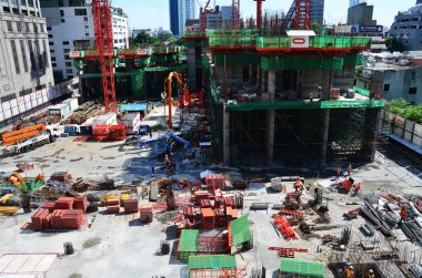 Asyalı işçiler ve Taylandlı işçiler, Bangkok, Tayland 'daki başkentte yapı iskelesi inşaatında makine ve ağır makineler kullanıyorlar.