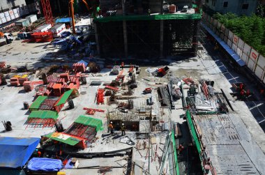 Asyalı işçiler ve Taylandlı işçiler, Bangkok, Tayland 'daki başkentte yapı iskelesi inşaatında makine ve ağır makineler kullanıyorlar.