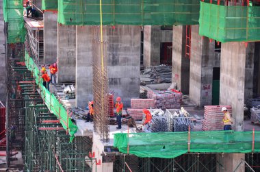 Asyalı işçiler ve Taylandlı işçiler, Bangkok, Tayland 'daki başkentte yapı iskelesi inşaatında makine ve ağır makineler kullanıyorlar.