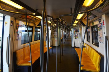 İç dizayn ve Tayland yolcuları ve yabancı yolcular BTS hava trenine binip Bang Na istasyonuna gidiyorlar. 5 Temmuz 2014 'te Bangkok, Tayland' a gidiyorlar.