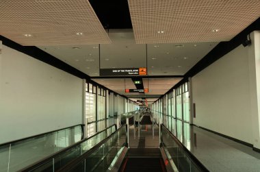 5 Temmuz 2014 'te Bangkok, Tayland' da bulunan Bang Na 'yı ziyaret eden Taylandlılar ve Taylandlılar için Uluslararası Lüks Sergi Merkezi' nin yürüyen merdiveni olan modern tasarım geçidi.