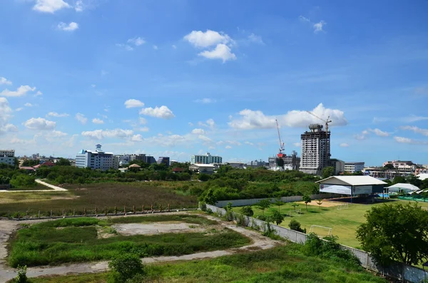 Ver Paisagem Campo Grama Paisagem Urbana Cidade Bangkok Com Maquinaria — Fotografia de Stock