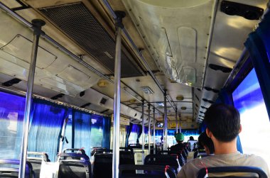 Taylandlı yolcular ve yabancı yolcuların yolculuğu ve Nonthaburi başkentinden yerel otobüslerin içindeki otobüs koltuklarında oturması 5 Temmuz 2014 'te Bangkok, Tayland' da Chatuchak şehrine gider.