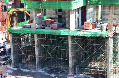 Asyalı işçiler ve Taylandlı işçiler, Bangkok, Tayland 'daki başkentte yapı iskelesi inşaatında makine ve ağır makineler kullanıyorlar.