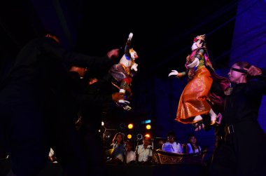 Taylandlı profesyonel kuklacı ya da kukla ustası 22 Mayıs 2011 'de Bangkok Tayland' da SamYan 'da düzenlenen gece festivali etkinliği için eski kukla oyuncakları ya da antika kuklaları oynuyor.