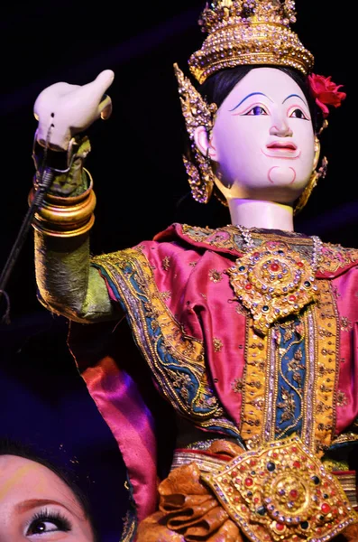Thai Professional Puppeteer Puppet Master Manipulate Playing Acting Ancient Puppets — ストック写真