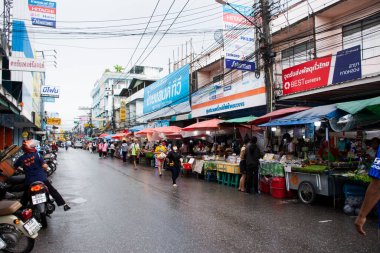 Taylandlı gezginler, Chiang Rai Tayland 'da 30 Haziran 2022' de Chiangrai şehrinde yağmur damlaları yağarken, yerel tezgah Hawker market sokak pazarında gezer ve yürüyüş yapar.