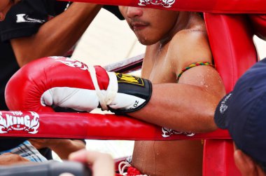 Taylandlı erkek boksör, yabancı boksör Wai Khru Seremonisi ve World Muay Thai 'yi 21 Mayıs 2011' de Ayutthaya 'da, Phra Nakhon Si Ayutthaya, Tayland' da boks ringinde dövüştürüyor.