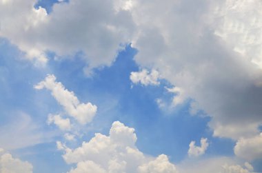 Tayland 'ın Bangkok şehrinin kırsal kesiminde gündüz vakti mavi gökyüzü ve güzel bulutların hava manzarası