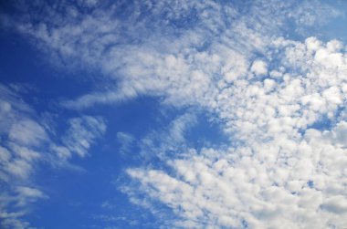 Tayland 'ın Bangkok şehrinin kırsal kesiminde gündüz vakti mavi gökyüzü ve güzel bulutların hava manzarası