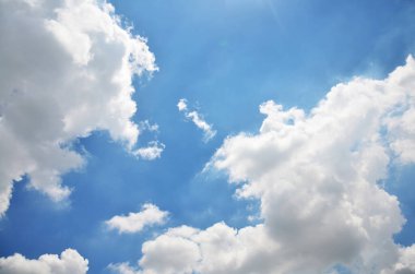 Tayland 'ın Bangkok şehrinin kırsal kesiminde gündüz vakti mavi gökyüzü ve güzel bulutların hava manzarası