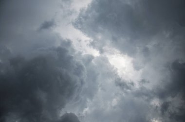 Tayland 'ın Bangkok şehrinin kırsal kesiminde gündüz vakti gökyüzünün koyu bulutlarını ve güzel fırtınaları seyret.