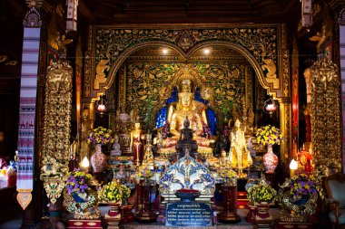 Taylandlılar için güzel bir heykel binası gezginler 1 Temmuz 2022 'de Chiang Rai Tayland' da Wat Ming Mueang ya da Ming Muang tapınağında kutsal bir gizemle dua ederek seyahat eder.