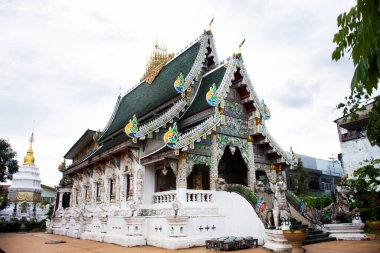Antik mimari ubosot kilisesi ve Taylandlılar için antik bina gezginleri ziyaret eder ve kutsal ibadete saygı duyar Wat Ming Mueang veya Ming Muang tapınağında Chiang Rai Tayland 'da