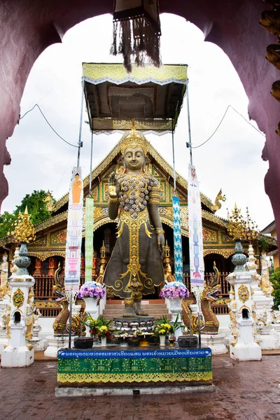 Beautiful Statue Building Thai People Travelers Travel Visit Respect Praying — Photo