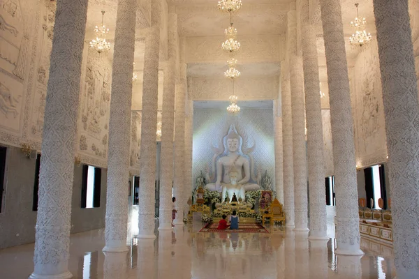 Beautiful White Buddha Statue Ubosot Thai People Travelers Travel Visit — ストック写真
