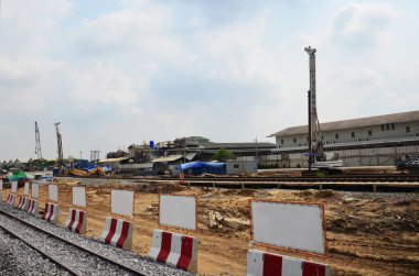 Asyalı işçiler ve Taylandlı işçiler, Bangkok, Tayland 'daki başkentte yapı iskelesi inşaatında makine ve ağır makineler kullanıyorlar.