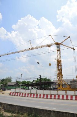 Asyalı işçiler ve Taylandlı işçiler, Bangkok, Tayland 'daki başkentte yapı iskelesi inşaatında makine ve ağır makineler kullanıyorlar.