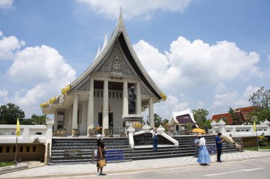 Taylandlı gezginler için antik ubosot kilisesi... 31 Ağustos 2022 'de Ayutthaya Tayland' da, Wat Sakae ya da Klang Klong Tapınağı 'nda kutsal ibadethane Luang Pu Doo' ya dua etmek ve ziyaret etmek için seyahat eder.