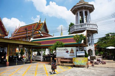 Taylandlı gezginler için antik ubosot kilisesi... 31 Ağustos 2022 'de Ayutthaya Tayland' da, Wat Sakae ya da Klang Klong Tapınağı 'nda kutsal ibadethane Luang Pu Doo' ya dua etmek ve ziyaret etmek için seyahat eder.