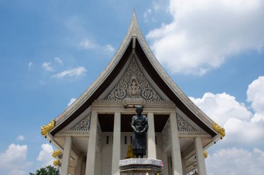 Taylandlı gezginler için antik ubosot kilisesi... 31 Ağustos 2022 'de Ayutthaya Tayland' da, Wat Sakae ya da Klang Klong Tapınağı 'nda kutsal ibadethane Luang Pu Doo' ya dua etmek ve ziyaret etmek için seyahat eder.