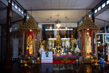 Buda heykeli ve Taylandlı gezginler için Luang Pu Doo keşiş heykelleri... 31 Ağustos 2022 'de Ayutthaya, Tayland' da kutsal bir gizem ile ziyaret ve dua dualarına saygı gösterirler.