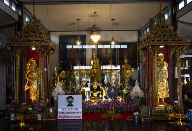 Buda heykeli ve Taylandlı gezginler için Luang Pu Doo keşiş heykelleri... 31 Ağustos 2022 'de Ayutthaya, Tayland' da kutsal bir gizem ile ziyaret ve dua dualarına saygı gösterirler.