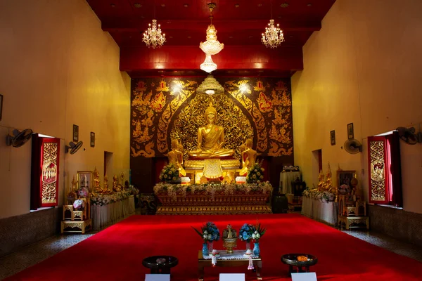 タイの人々のためのアンティークUbosotの古代の黄金の仏像旅行者が訪問し 祈る祝福の神聖な謎の崇拝を尊重する8月31 2022 タイのアユタヤでワット栄寺院 — ストック写真