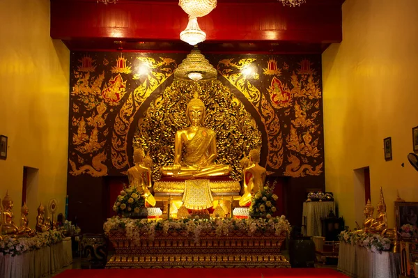 Antica Statua Buddha Ubosot Antico Viaggiatori Thailandesi Visita Viaggio Rispetto — Foto Stock