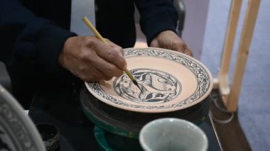 Tayland 'da Nonthaburi, Tayland' daki stüdyo atölyesinde el yapımı seramik çömlekçilik ve el işi toprak eşyalar üzerine resim ve boyama teknisyeni veya profesyonel seramikçi.
