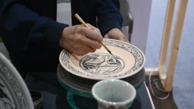 Tayland 'da Nonthaburi, Tayland' daki stüdyo atölyesinde el yapımı seramik çömlekçilik ve el işi toprak eşyalar üzerine resim ve boyama teknisyeni veya profesyonel seramikçi.