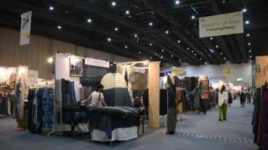 Taylandlı ve yabancı gezginler 8 Eylül 2022 'de Bangkok, Tayland' da Bitec Bangna 'da el sanatları fuarında el yapımı el sanatları ürünleri ve bilgelik ürünleri satıyorlar.