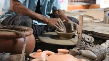 Tayland 'da Nonthaburi, Tayland' daki Pak Kret Adası 'nda el yapımı el yapımı çömlek ve el işi toprak ürünleri satan Tayland el işi teknisyenleri veya profesyonel çömlekçiler.