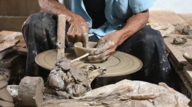 Tayland 'da Nonthaburi, Tayland' daki Pak Kret Adası 'nda el yapımı el yapımı çömlek ve el işi toprak ürünleri satan Tayland el işi teknisyenleri veya profesyonel çömlekçiler.