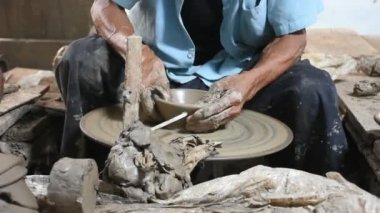 Tayland 'da Nonthaburi, Tayland' daki Pak Kret Adası 'nda el yapımı el yapımı çömlek ve el işi toprak ürünleri satan Tayland el işi teknisyenleri veya profesyonel çömlekçiler.