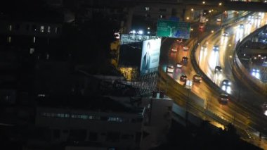 25 Ağustos 2022 'de Bangkok, Tayland' da yağmur yağarken sokak ve trafik yolunda bisiklet süren Bangkok 'un havadan manzaralı şehir manzarası.