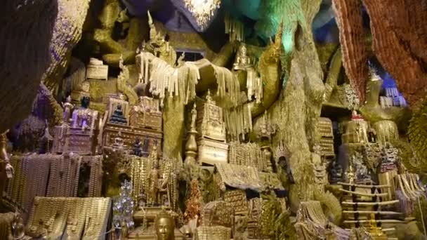 位于泰国那可克的那卡洞地下隧道和塔伊人的珍宝旅游游览敬拜祝福神圣的古代神像泰国那可克的马尼旺或曼尼黄寺 — 图库视频影像