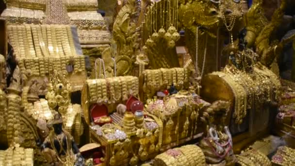 タイの人々のためのトンネルナカ洞窟地下と宝旅行尊敬の祈りの祝福神聖な崇拝神秘的な古代ナガ像ワット マニォンまたはマニウォン寺院ナコン ナオク — ストック動画