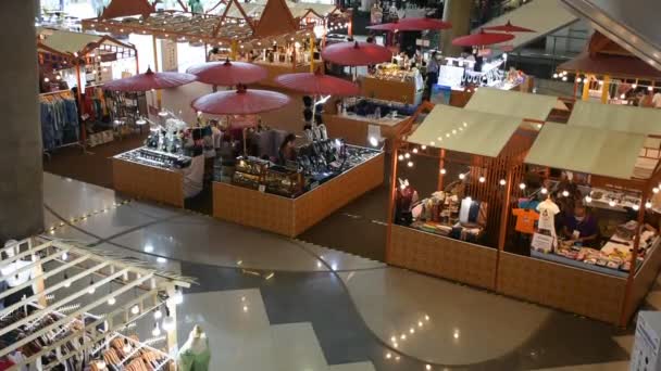 泰国企业家于2022年8月15日在曼谷百货商店商场举行集市 为人们购买当地手工艺品和智慧产品销售食品和饮料 — 图库视频影像