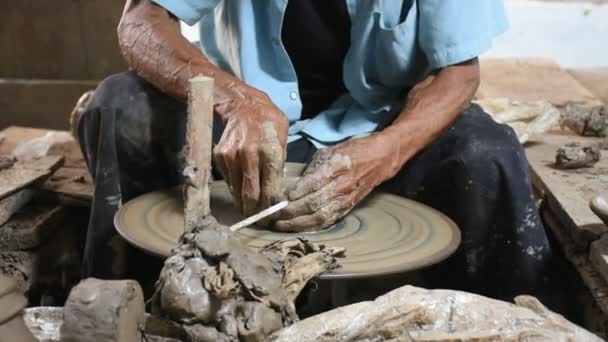 Thailändische Kunsthandwerkstechniker Oder Professionelle Töpfer Verwenden Maschinelle Arbeitsskulpturen Handgefertigte Keramik — Stockvideo