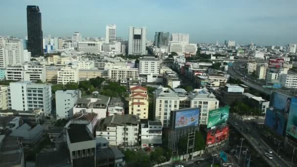 バンコク市内の空中風景景観と 2022年8月25日にタイのバンコクで路上自転車や交通渋滞に乗って運転するタイ人との高層ビルタワーマンション — ストック動画