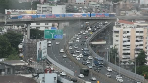 방콕에서는 2022 타이의 콘도미니엄 Bts 스카이 트레인을 도로를 표현하는 고속도로를 — 비디오