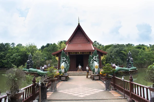 タイの人々のためのワット クロン11寺院の古代ナガまたはアンティークなナカ像旅行者のための訪問と尊敬の祈りと祝福の聖なる謎の崇拝9月12 2022でパトゥムタイタイ — ストック写真