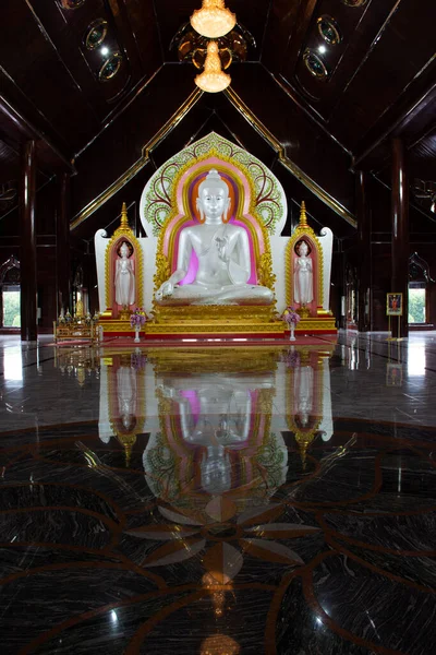 泰国人美丽的佛像泰国人美丽的佛像外国游客到泰国萨拉布里的农海修行所拜祭祝福神圣的奥秘 — 图库照片