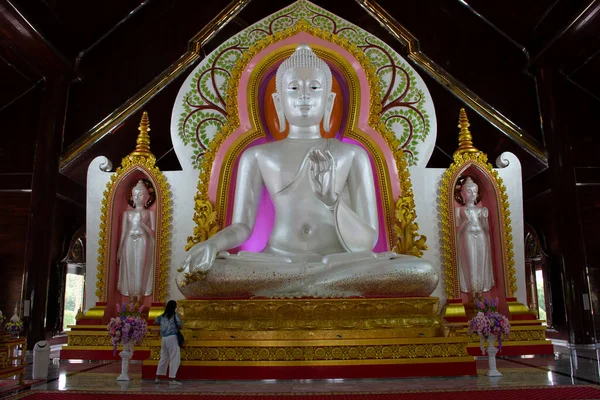 Piękny Posąg Buddyjski Dla Tajlandczyków Obcokrajowcy Podróżują Wizytą Szacunku Modląc — Zdjęcie stockowe