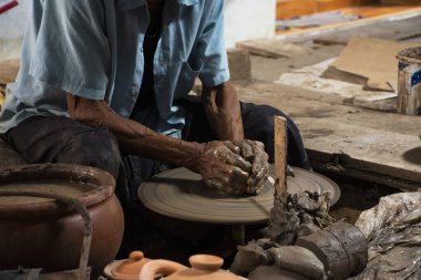 Tayland 'da Nonthaburi, Tayland' daki Pak Kret Adası 'nda el yapımı el yapımı çömlek ve el işi toprak ürünleri satan Tayland el işi teknisyenleri veya profesyonel çömlekçiler.