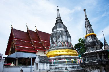 Antik stupa ya da antika çek ve harabe Buda ve Ubosot Tayland 'da Pak Kret' te Koh Kret 'te kutsal Wat Sao Tangası' na gidip dua eden gezginler için seyahat ve dua eden insanlar için.