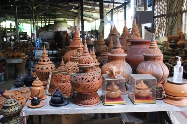 Yerel el sanatları mağazası ve heykel sanatları el yapımı çanak çömlek stüdyosu. Gezginler seyahat etmek için Tayland 'ın Nonthaburi kentindeki Pak Kret adasında yer alıyorlar.